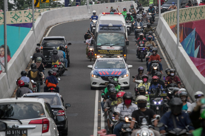 Polisi Kawal Iringan Jenazah Didi Kempot Menuju Ngawi