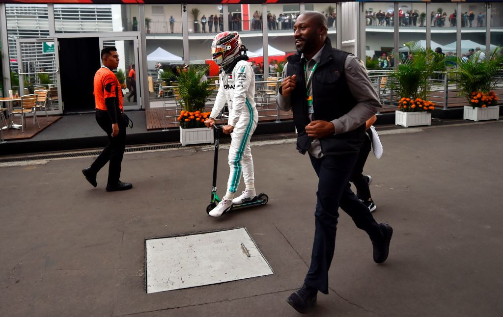 Lewis Hamilton (tengah) sedang berada di paddock jelang GP Meksiko (Foto: AFP/Pedro Pardo)