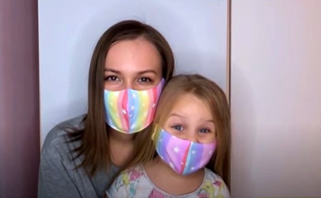 Ini tipsnya agar si kecil mau memakai masker bahan.. (Foto: Dok. YouTube Crafty Kitten DIY)