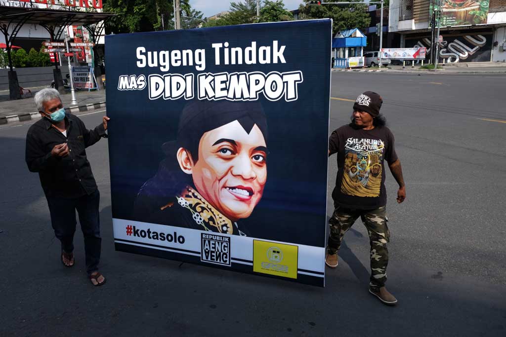 Warga mengusung poster ucapan duka cita untuk Didi Kempot. (Foto: Antara/Maulana Surya)