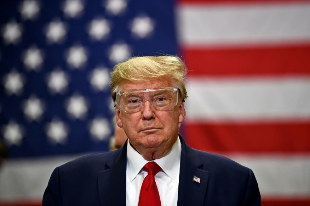 Presiden AS Donald Trump memilih mengenakan kacamata pelindung ketimbang masker saat mengunjungi sebuah pabrik masker di Arizona, Selasa 5 Mei 2020. (Foto: AFP/Brendan Smialowski)