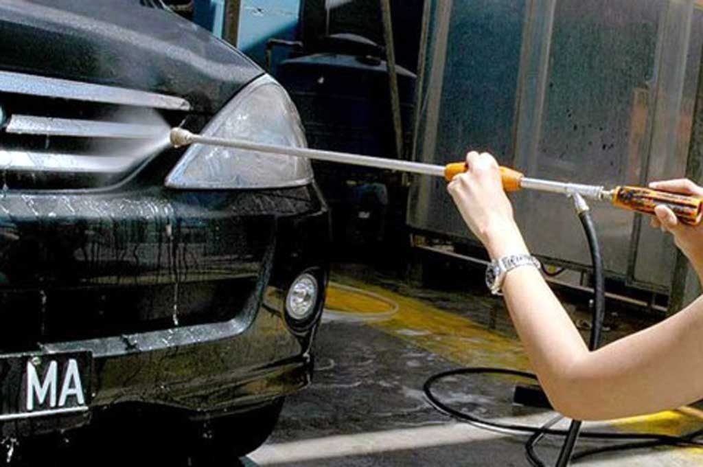 Beberapa bagian mobil rawan untuk disemprot dengan air bertekanan. HM