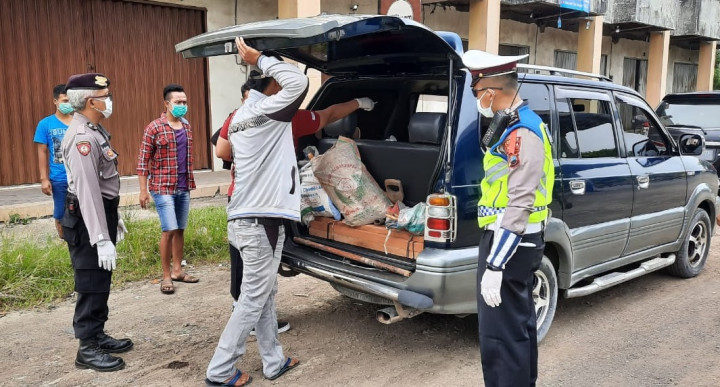 Tukang Kayu Menyaru Kernet Truk demi Mudik