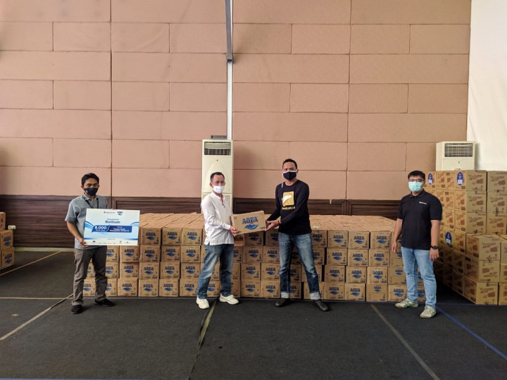 Aqua Salurkan 8.000 Botol Air Mineral via Medcom di The Media Hotel