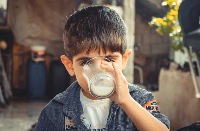 Selain menenangkan segelas susu hangat sebelum tidur juga memberi anak nutrisi yang mereka butuhkan. (Foto: Ilustrasi. Dok. Pexels.com)