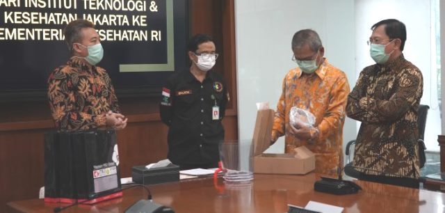 Menkes Terima Bantuan 2000 APD