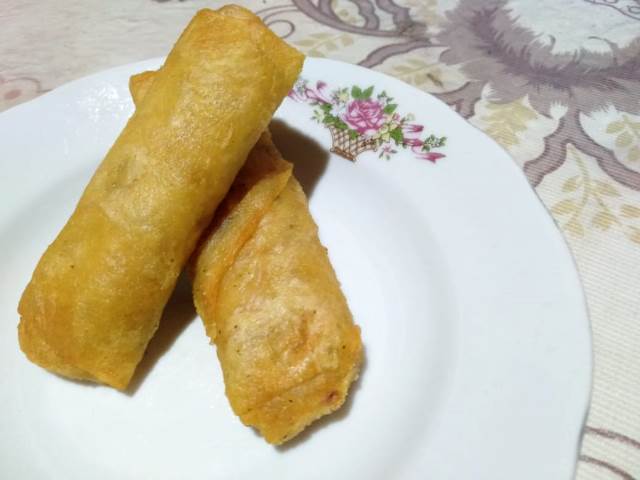 Ini resep bikin risol antiribet. (Foto: Dok. Medcom.id/Sunnaholomi Halakrispen)