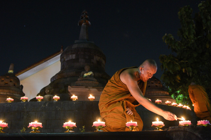 Puja Bakti Detik-detik Waisak 2564BE/2020