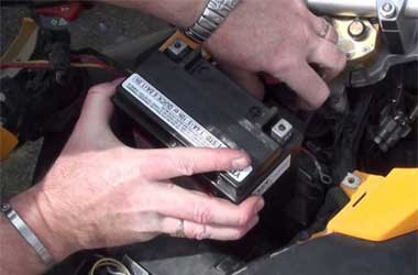 Trik Mudah Merawat Motor yang Terparkir Lama di Dalam Garasi