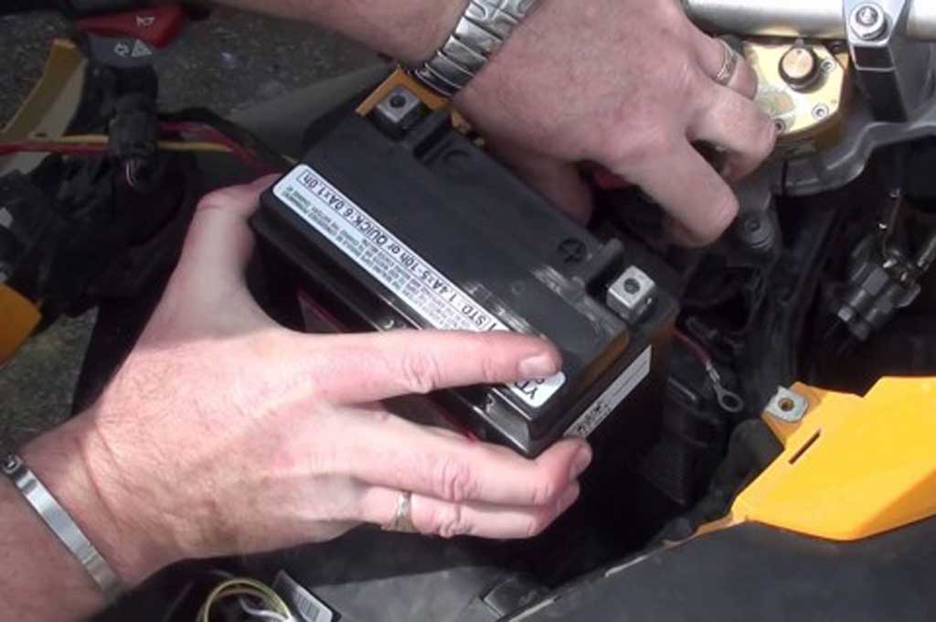 Cabut aki motor jika akan ditinggalkan dalam waktu yang lama bikin lebih awet. Youtube