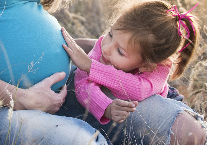 Ini yang Dirasakan Bayi dalam Kandungan Ketika Bumil Mengelus Perut