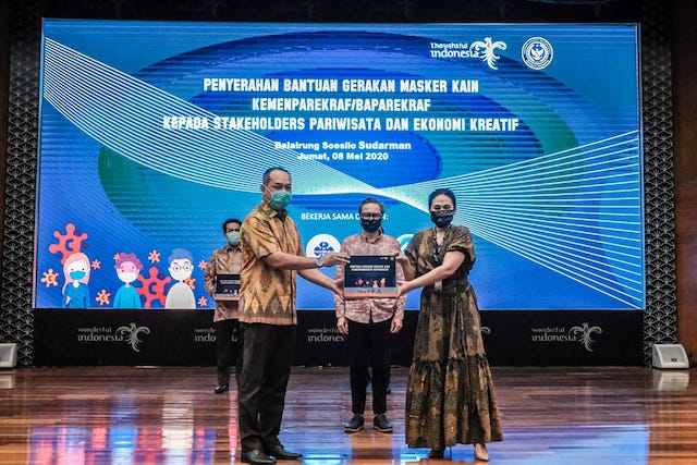 Kemenparekraf Bagikan 100 Ribu Masker Kain