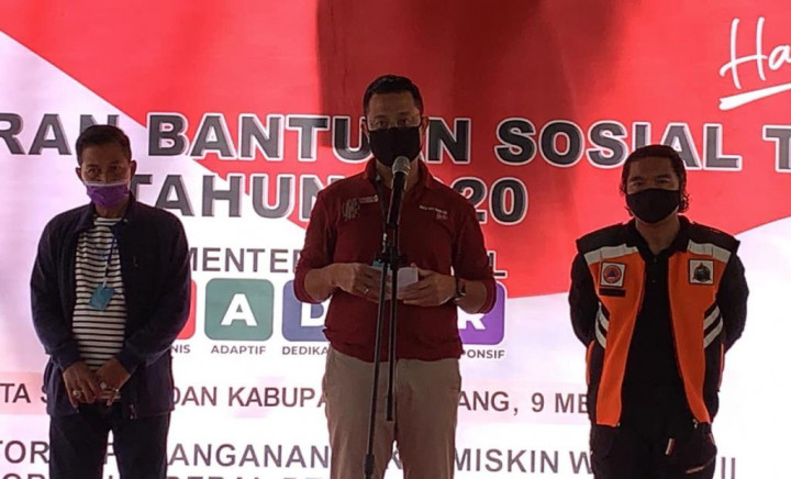 Mensos Serahkan Bansos Tunai Perdana kepada 5.768 Keluarga di Serang