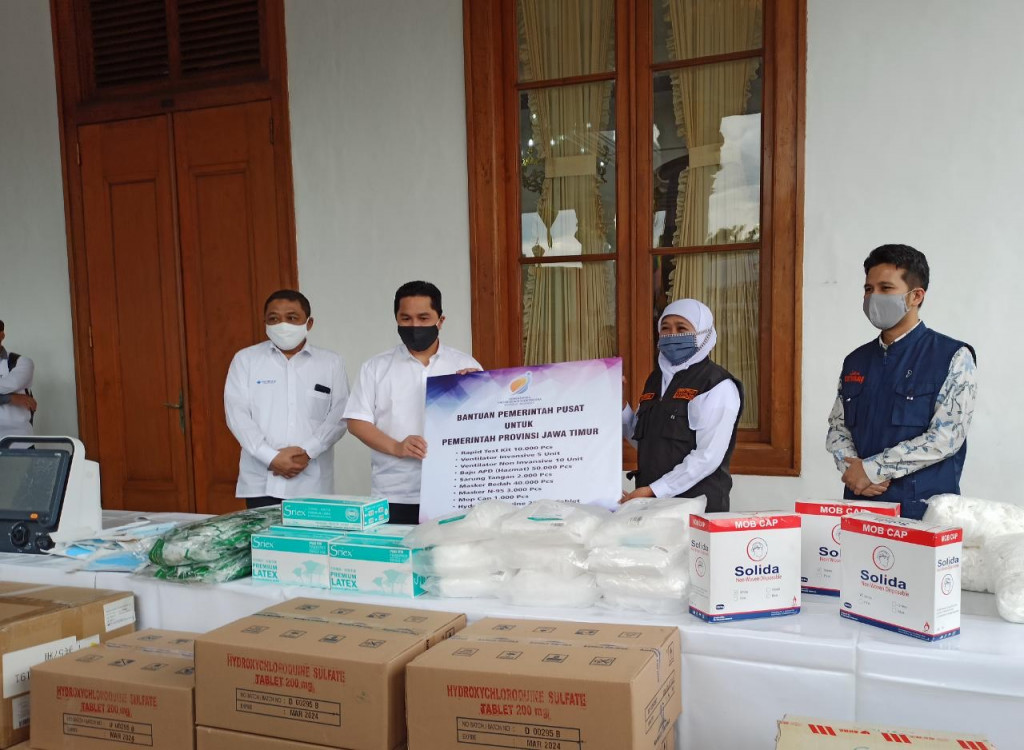 Menteri BUMN Erick Thohir serahkan bantuan logistik dan alat kesehatan kepada Gubernur Jatim Khofifah Indar Parawansa, di Gedung Negara Grahadi, Surabaya. Dok. Pemprov Jatim
