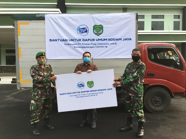 Donasi susu diserahkan oleh Frisian Flag Indonesia untuk bakti Tentara Nasional Indonesia Angkatan Darat di masa pandemi covid-19. (Foto: Dok. Frisian Flag Indonesia)
