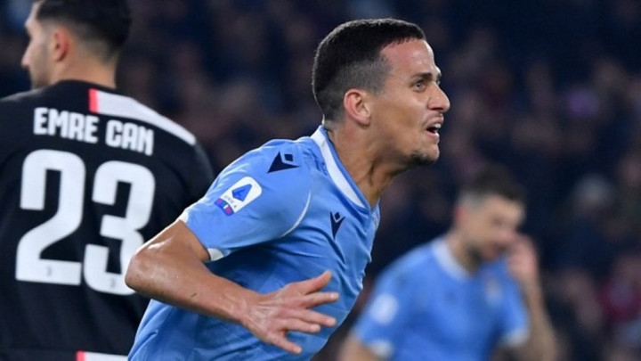 Bek Lazio Tersanjung Diminati Barcelona