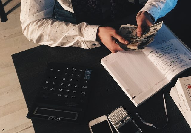 Menghadapi Pasangan yang Suka Transfer Uang ke Saudara