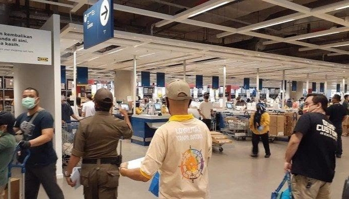 Satpol PP Kota Tangerang melakukan penutupan sementara toko IKEA Alam Sutera.