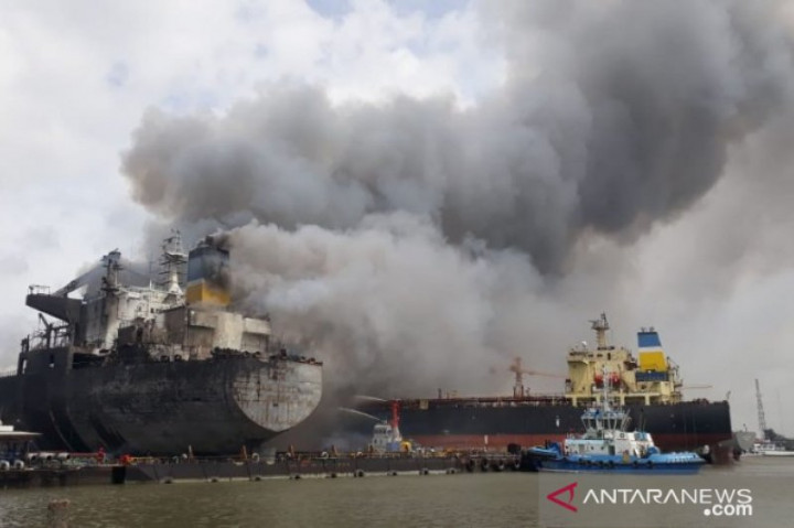 Kapal Tanker di Pelabuhan Belawan Terbakar