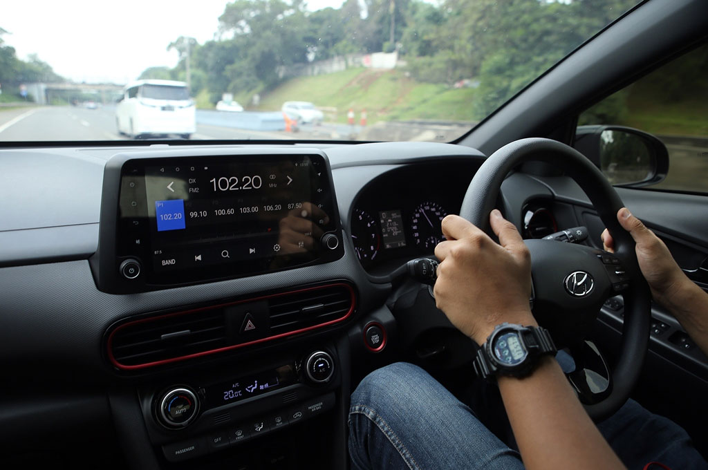 Sementara sesuai peraturan yang berlaku, kecepatan paling rendah yang diizinkan di tol Indonesia, 60 kilometer per jam. Hyundai