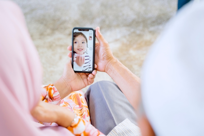 Tanpa mudik bukan berarti silaturahmi tidak bisa terjalin. Anda bisa tetap terhubung dengan sanak keluarga dan kerabat terdekat melalui video call maupun video conference (Foto:Shutterstock)