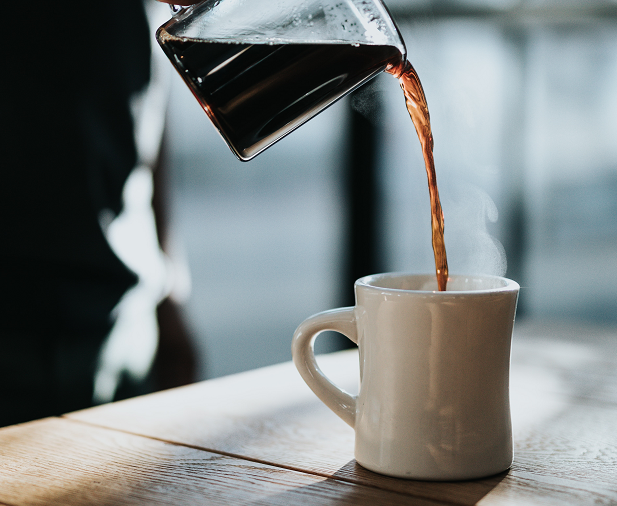 Ketika kamu memanaskan kopi yang sudah diseduh, segala kebaikan dalam kopi akan hilang. (Foto: Ilustrasi. Dok. Unsplash.com)