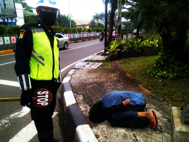Warga Depok Tergeletak Lemas di Depan Gandaria City