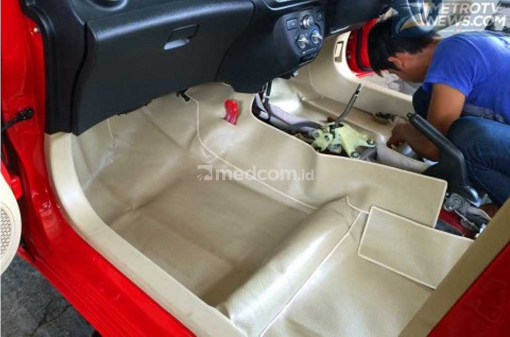 Pasang karpet dasar di mobil, sangat membantu. Medcom.id/Ahmad Garuda