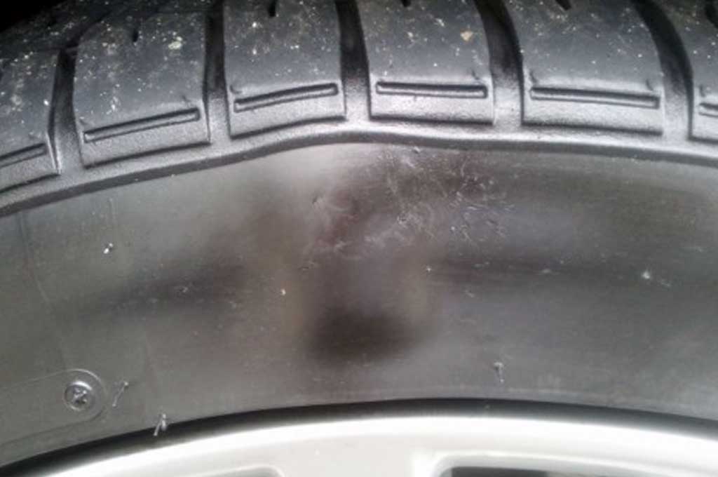 Perhatikan tanda fisik ban yang sudah harus diganti dengan yang baru. Ericpetersauto