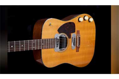 Gitar Kurt Cobain yang DIgunakan di MTV Unplugged Dilelang