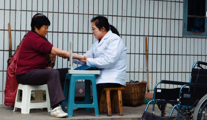 Dokter tanpa Kaki yang Mengabdi tanpa Batas Waktu
