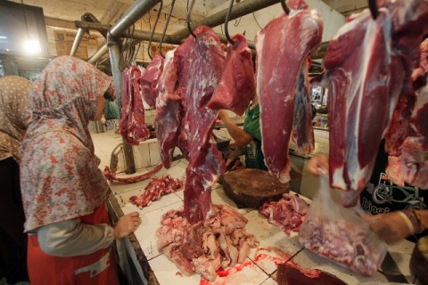 Ada beberapa cara untuk mengenali daging sapi palsu. Foto: MI/Barry Fatahilah