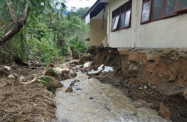Sekolah di Gayo Lues Aceh Ambruk Diterjang Longsor