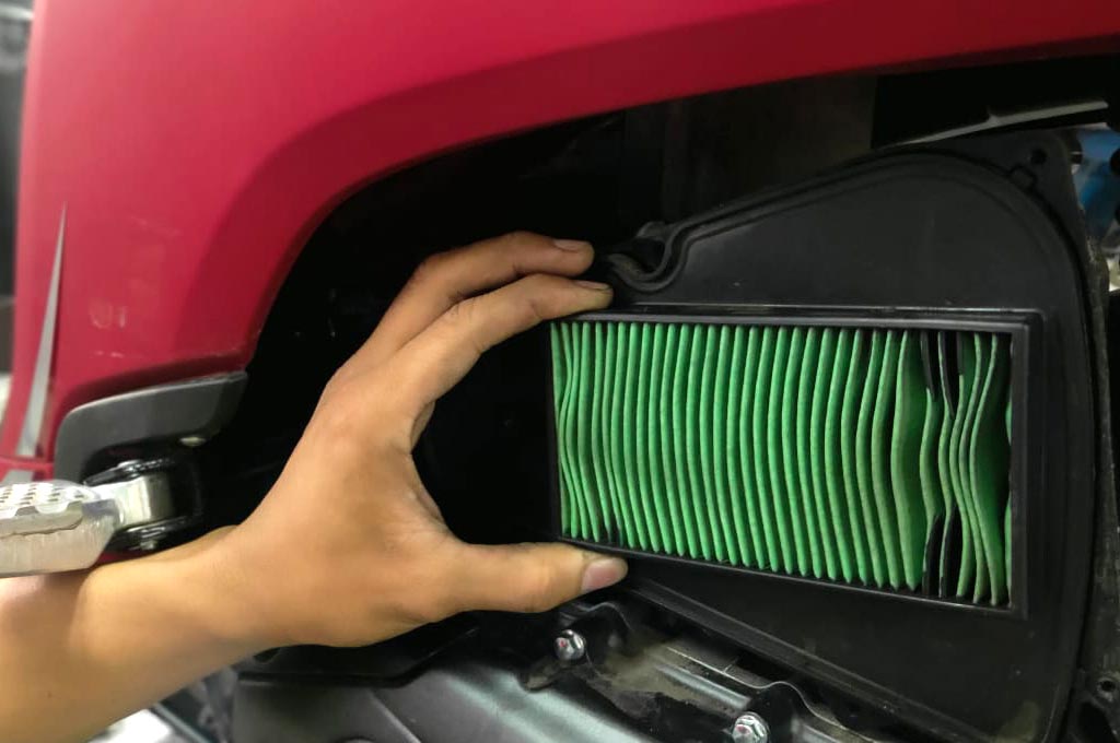 Mengenal fungsi dan kinerja dari filter udara di mesin motor. DAM