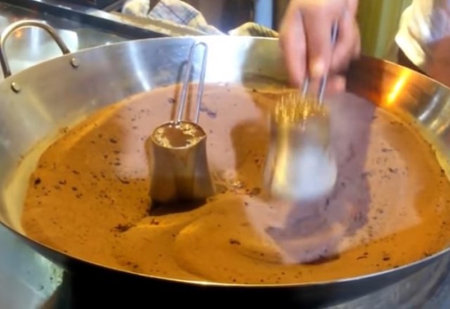 Kopi Turki yang Unik Dimasak di Atas Pasir