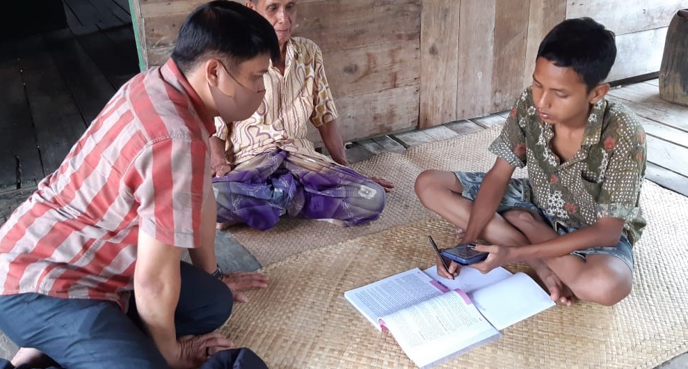 Ilustrasi.Guru mendampingi belajar siswa yang terkendala internet. istimewa