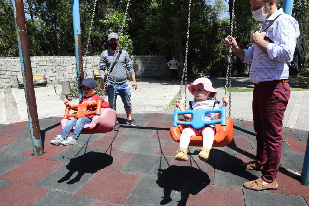 Usai 40 Hari di Rumah, Anak-anak Turki Diizinkan Bermain di Luar