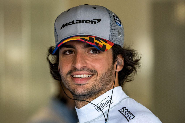 Resmi, Carlos Sainz Gantikan Vettel di Ferrari