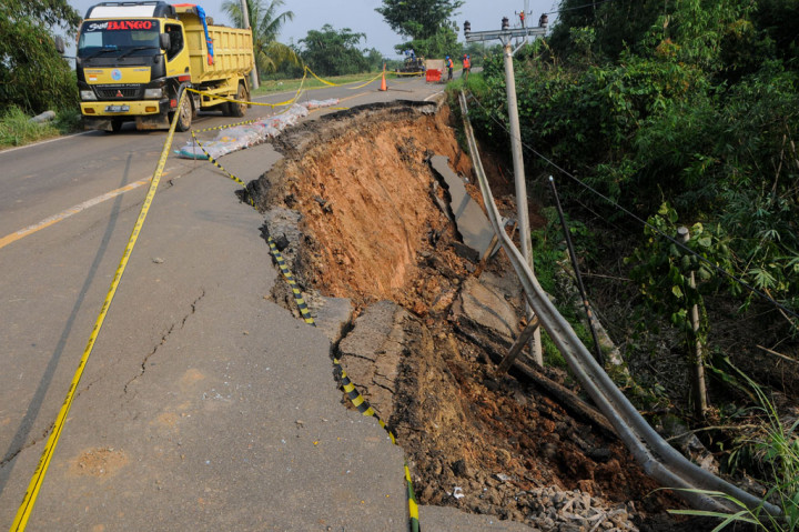 Jalan Antarprovinsi di Lebak Banten Ambles