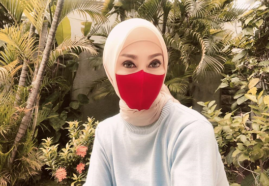 Gaya Fashionable Okky Asokawati Saat Memakai Masker Kain