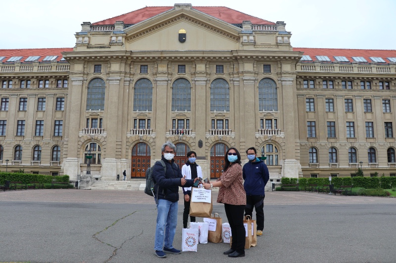KBRI Budapest memberikan bantuan logistik kepada WNI yang berada di Hongaria. Foto: Dok.KBRI Budapest