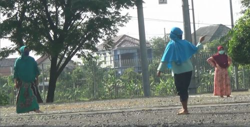 Ibu-ibu pedagang pasar tradisional yang menempati rumah isolasi gedung olahraga Dabonsia, Desa Ngumpak Dalem, Kecamatan Dander, Bojonegoro protes dengan minimnya fasilitas (foto/metrotv)