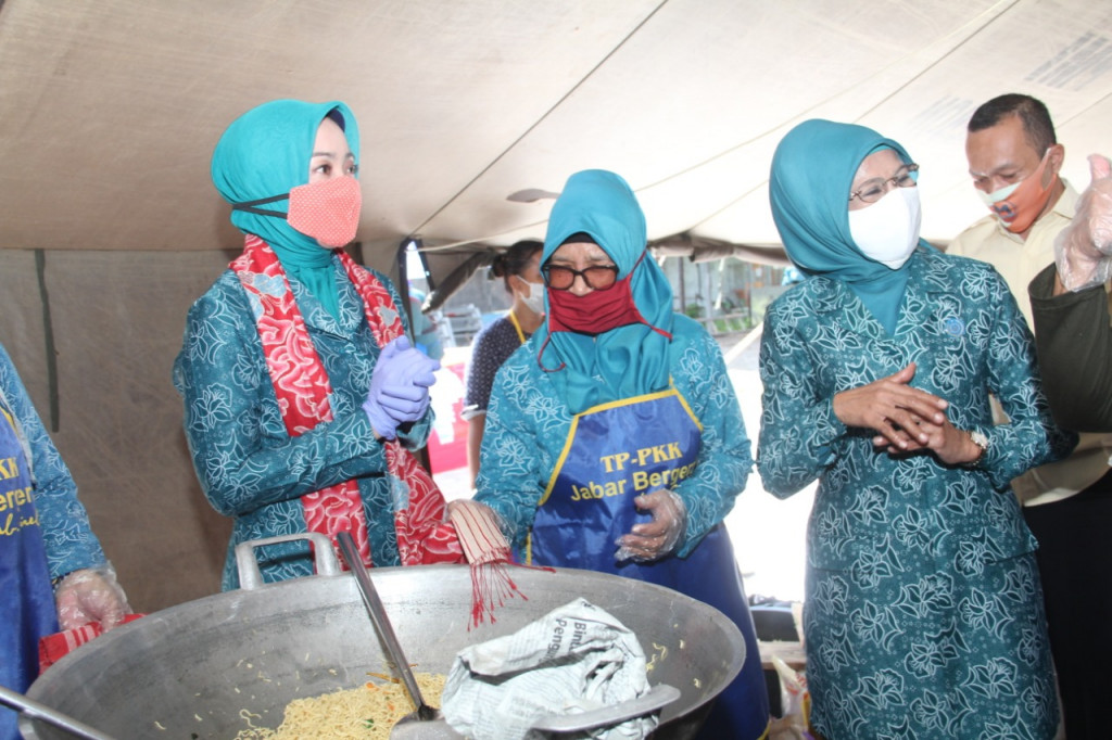 Ketua Tim Penggerak PKK Provinsi Jawa Barat, Atalia Praratya, saat meninjau dapur umum di Cirebon. (Foto: Istimewa)