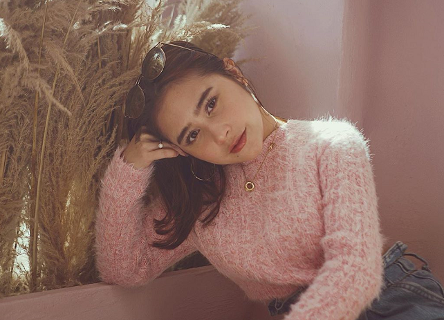 Make up merupakan hal yang sangat penting untuk Prilly, walaupun hanya bertemu orang lain secara virtual. (Foto: Dok. Instagram/@prillylatuconsina96)