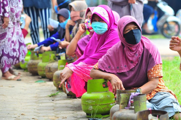 Warga Muaro Jambi Antre Beli Gas Elpiji 3 Kg
