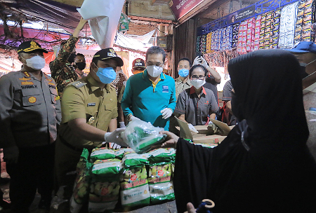 Menteri Perdagangan Agus Suparmanto melakukan inspeksi mendadak (sidak) pengecekan bahan pokok di Pasar Anyar, Kota Tangerang, Sabtu, 16 Mei 2020. Medcom.id/ Hendrik SImorangkir