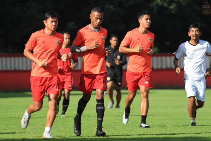 Lelang <i>Jersey</i> Bhayangkara FC, Ruben Sanadi Bantu Tim Medis Papua