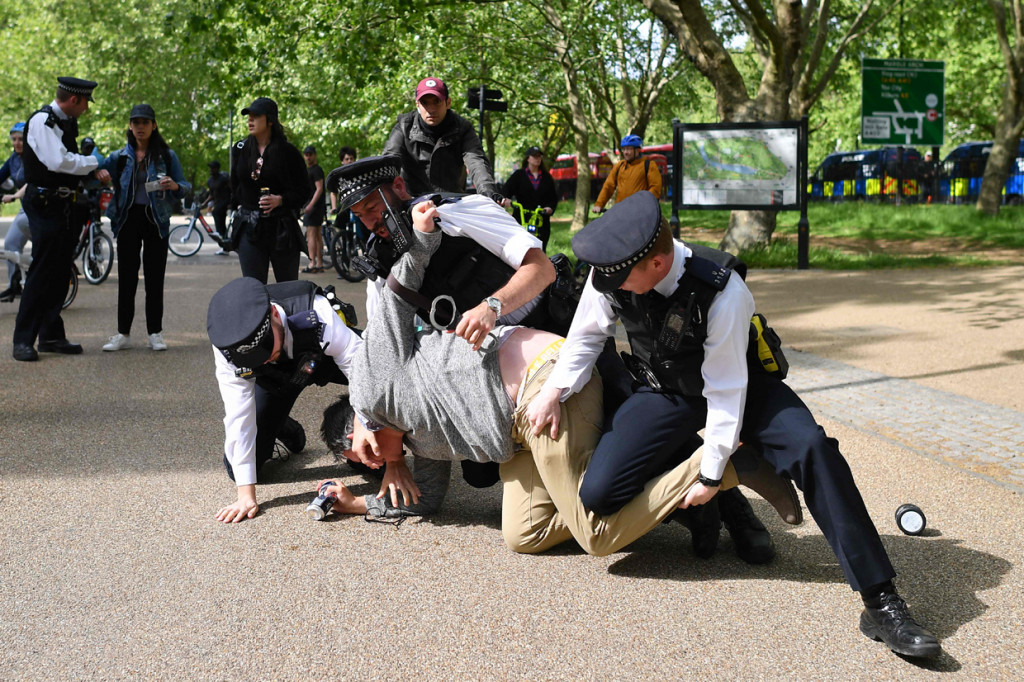 Ковид 19 великобритания. Зомби лондон вирус канарис. Гид экскурсовод. London viral. London viral.