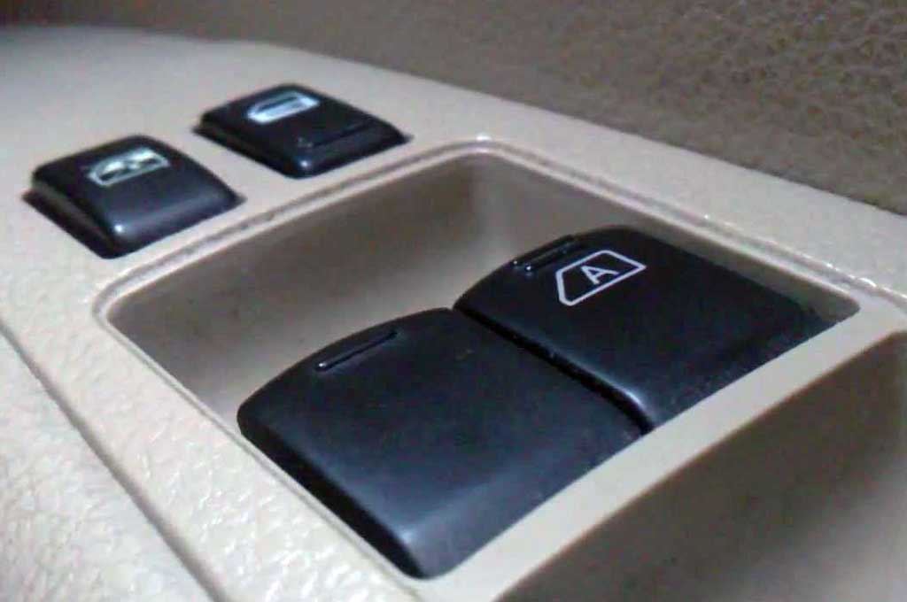 Reset power window dengan menekan tombol auto selama kurang lebih lima detik. Youtube