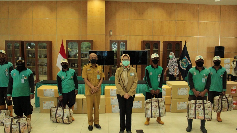 Wali Kota Tangsel Airin Rachmi Diany menyerahkan APD untuk para petugas kebersihan. (Foto: Medcom.id/Farhan)